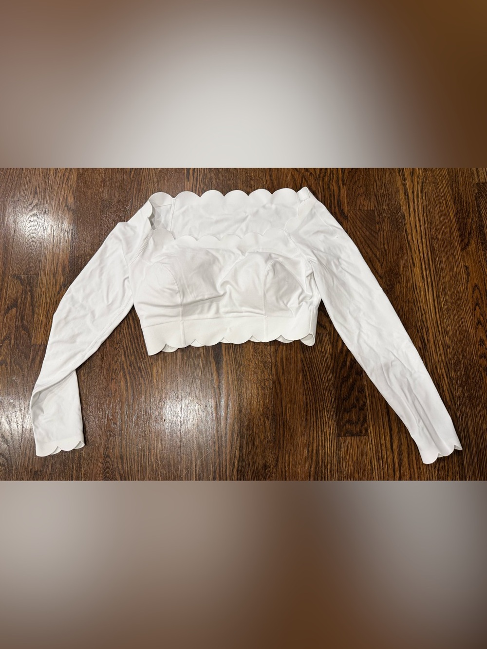 Wiskii active white Lycra scalloped crop top Size Large EUC